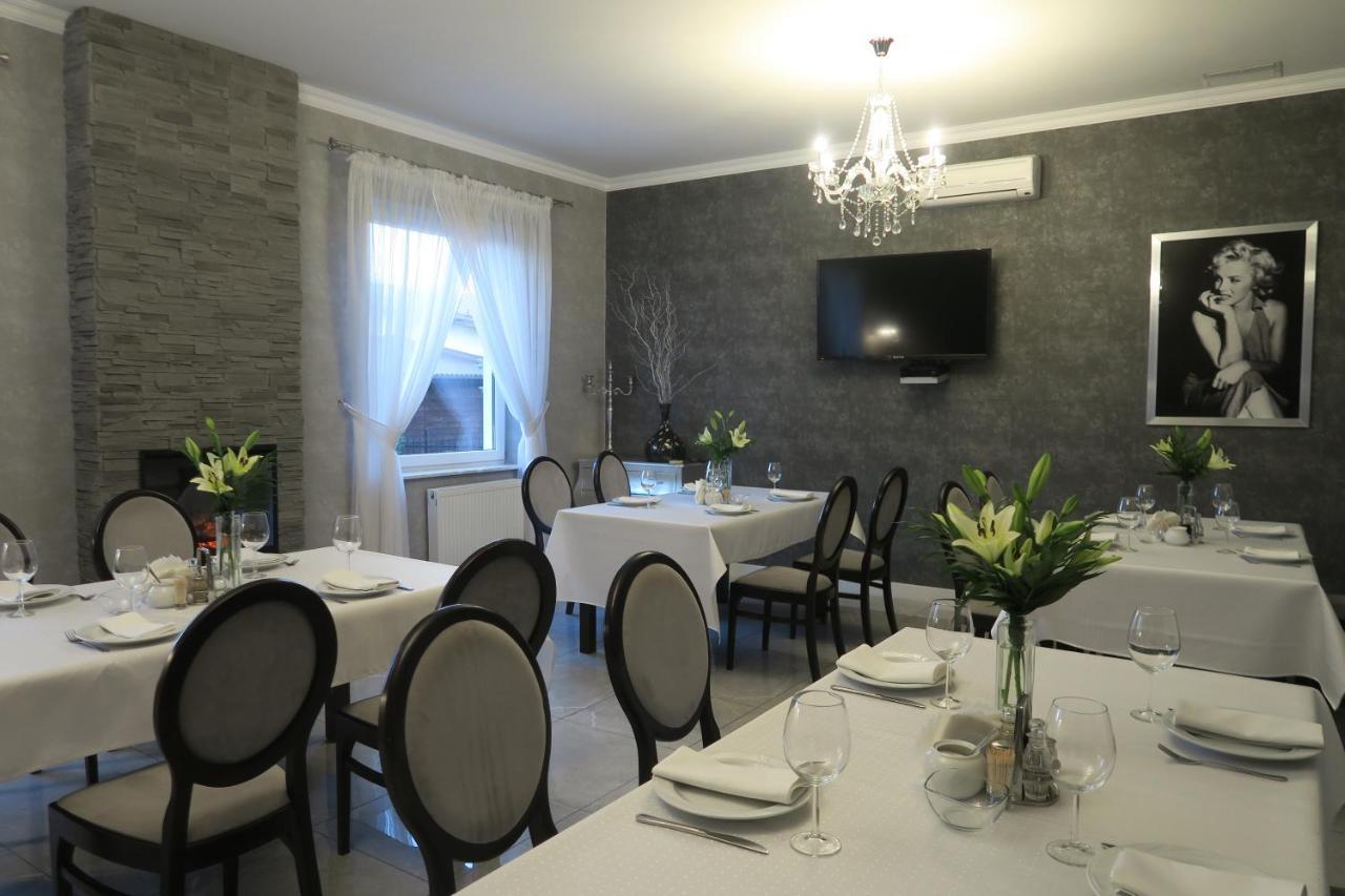 Hotel Millenium Góra Motyczna Extérieur photo