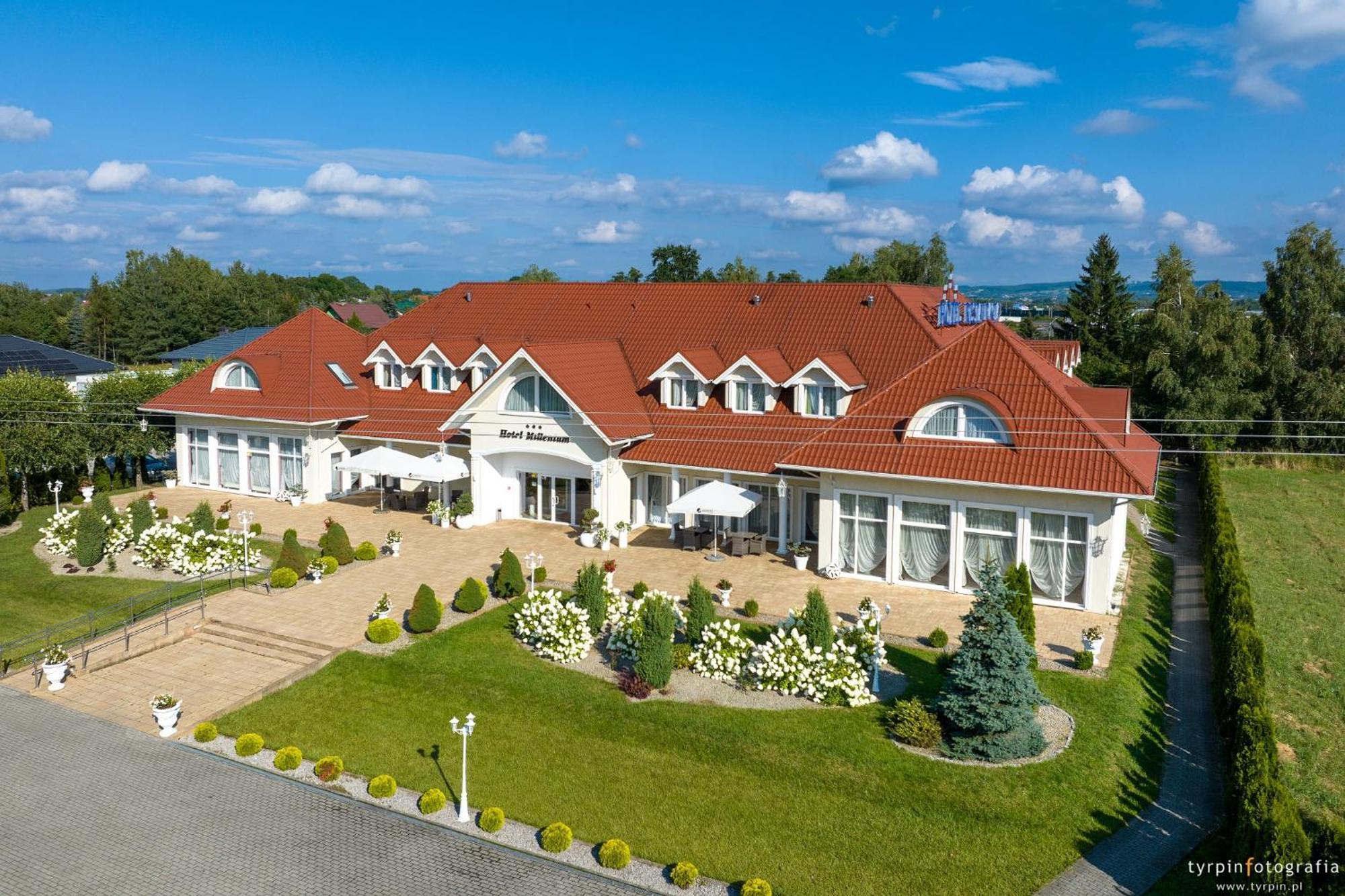 Hotel Millenium Góra Motyczna Extérieur photo