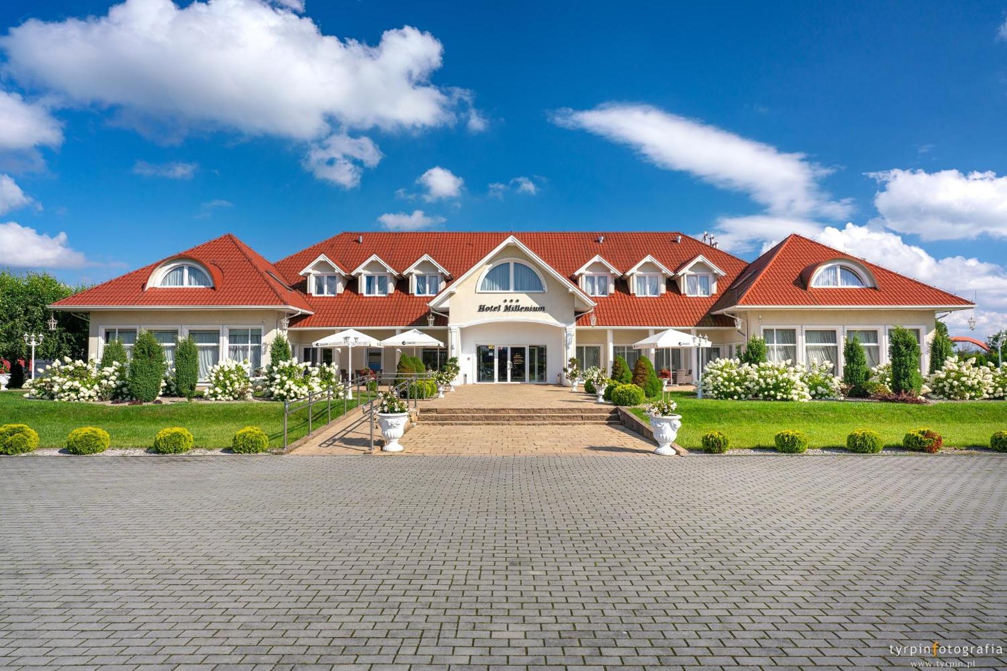 Hotel Millenium Góra Motyczna Extérieur photo