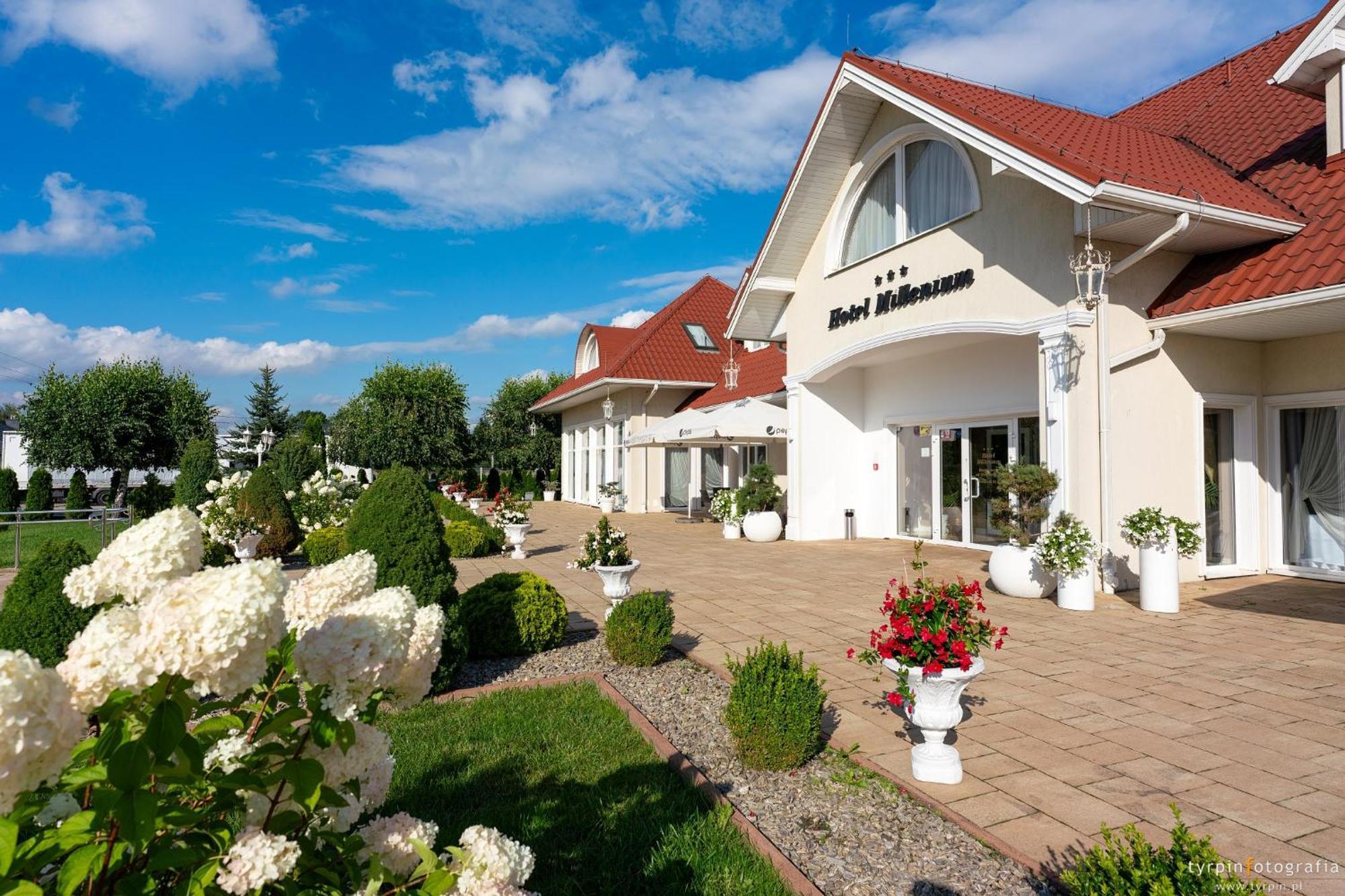 Hotel Millenium Góra Motyczna Extérieur photo