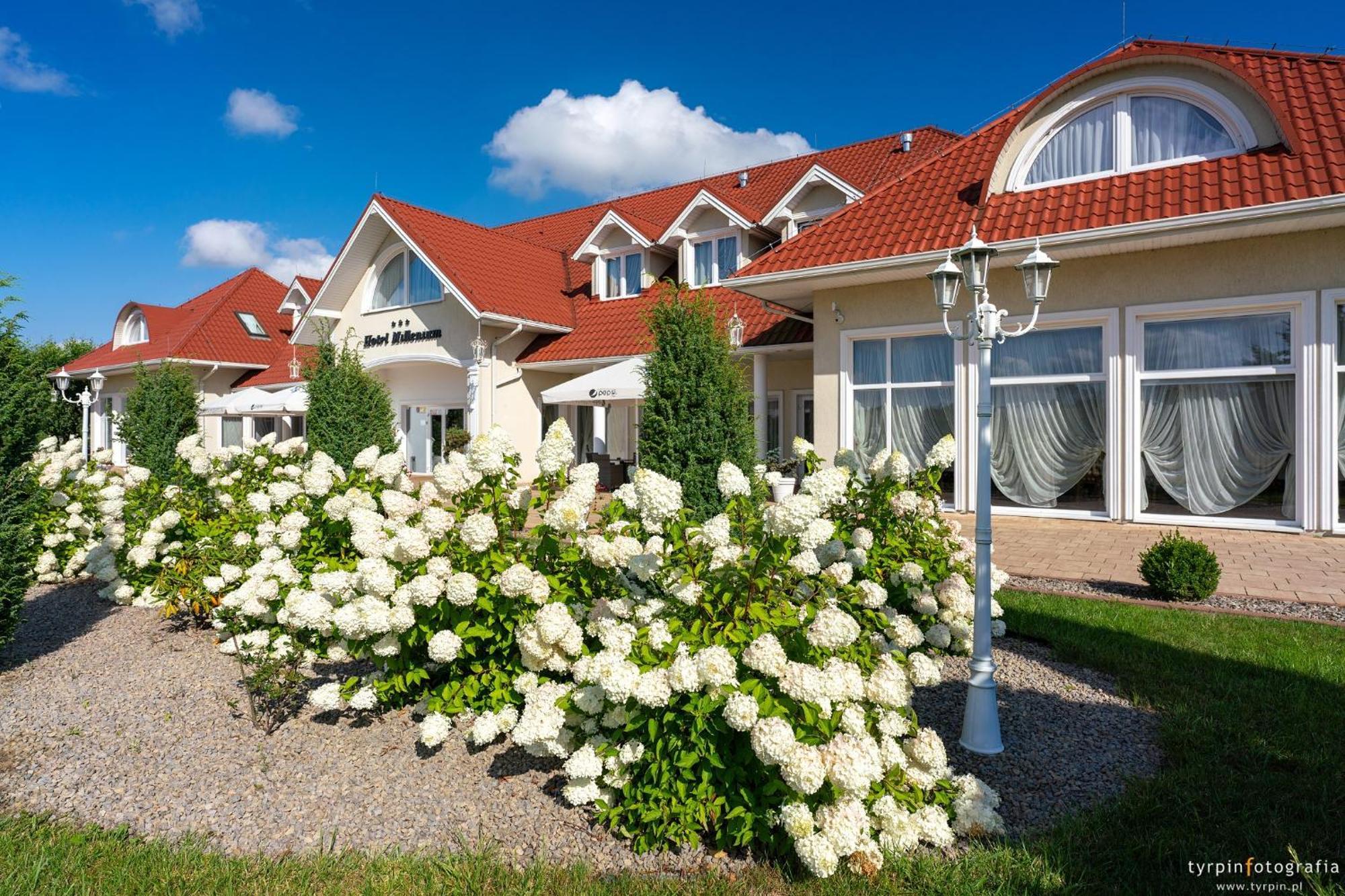 Hotel Millenium Góra Motyczna Extérieur photo