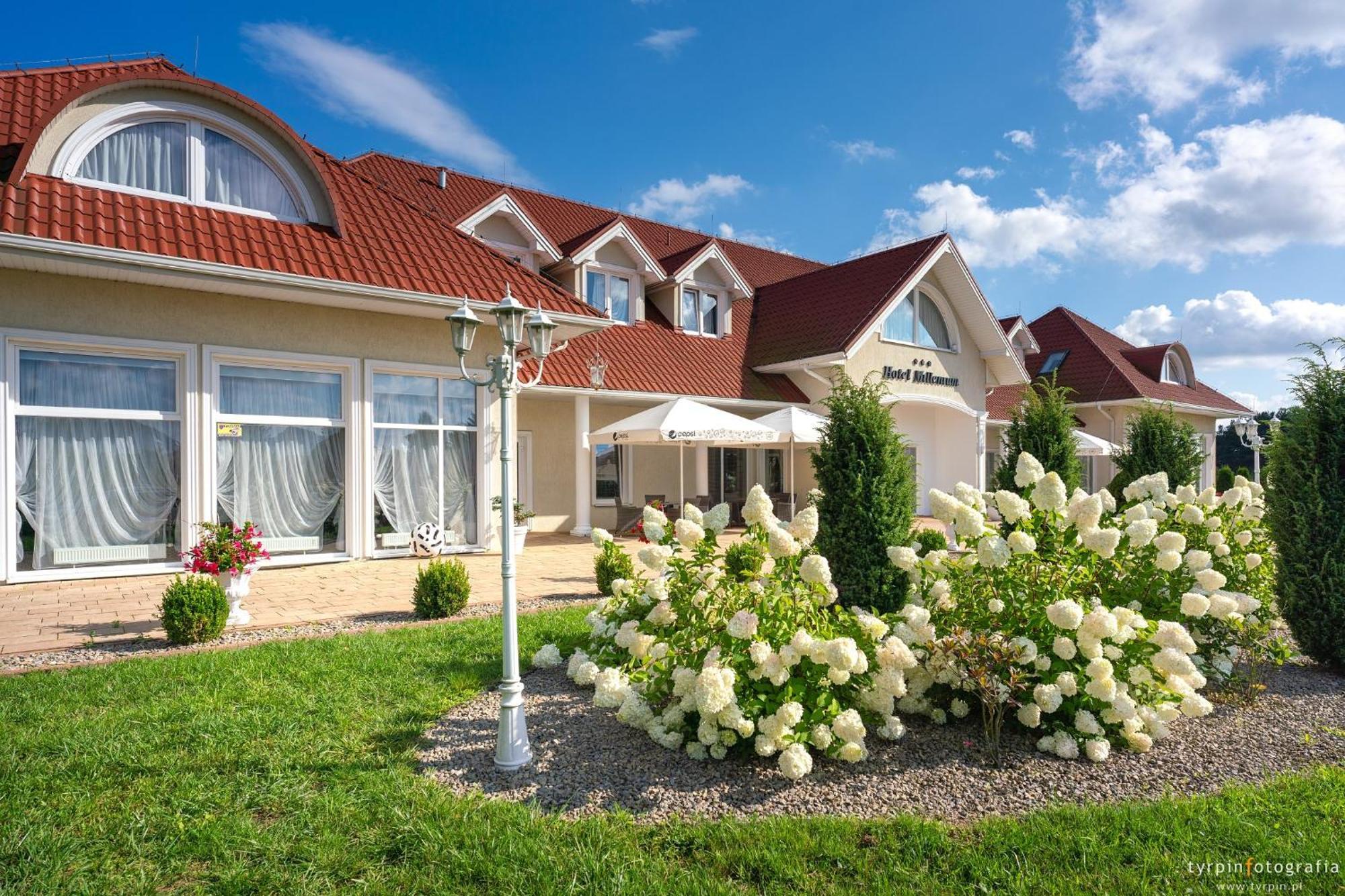 Hotel Millenium Góra Motyczna Extérieur photo